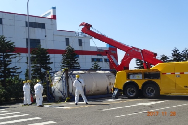 台塑貨運公司道路救援車輛進行ISO TANK吊掛作業