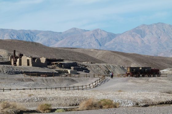 加州死亡谷的採礦遺跡。該地自1875年發現大量硼砂後，成為當時最大的礦場