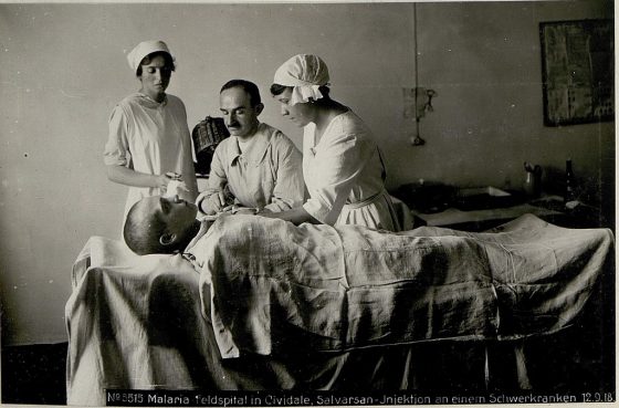 第一次世界大戰一個重病患者接受治療。圖／K.u.k. Kriegspressequartier, Lichtbildstelle – Wien @Wikimedia Commons, CC BY 1.0
