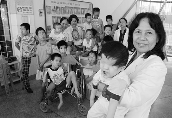 越南胡志明市阮教授與遭受橙劑影響的身障兒童