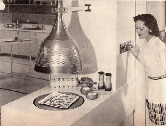 圖中間的大燈罩是1959年的微波爐