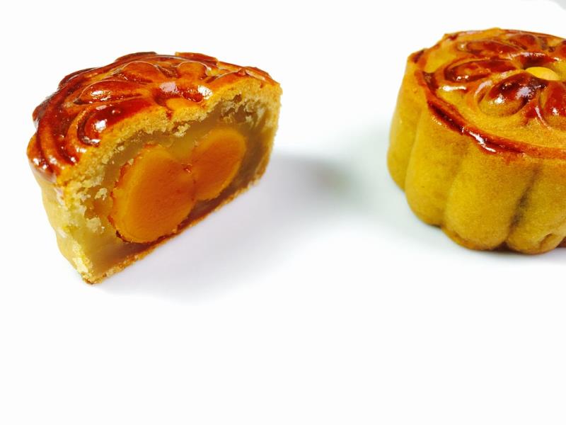 月餅與粽子中的鹹蛋黃是很多人的心頭好。圖／zhaona1206@pixabay