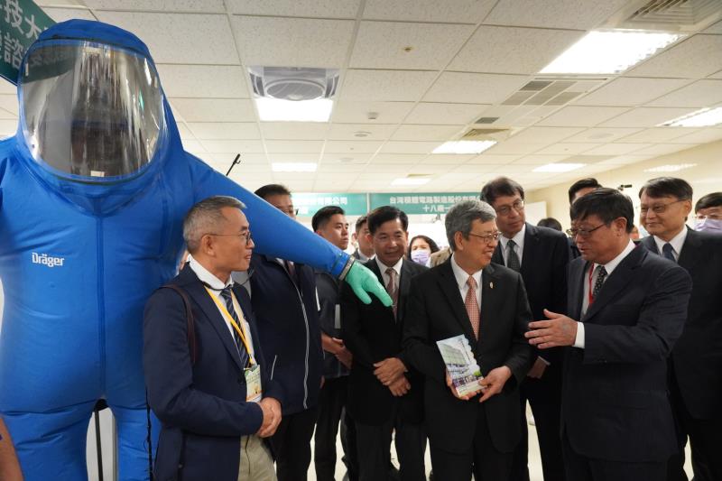 陳建仁院長環保署署長參觀獲獎單位-國立高雄科技大學南區毒災應變諮詢中心