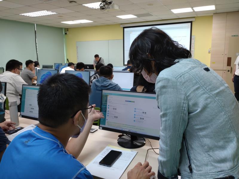 9月4日臺北場次，學員詢問講師化學雲操作問題。