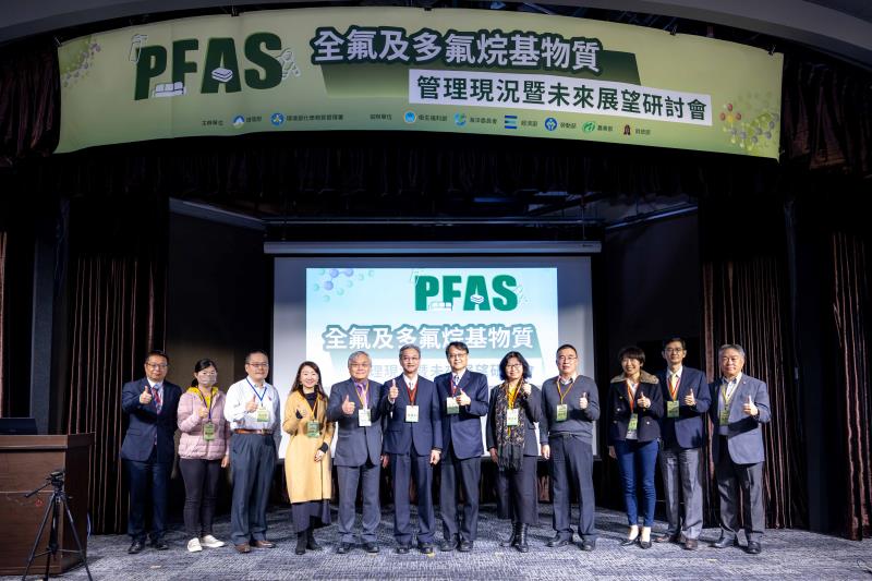 部會及各界專家合影(左6環境部葉俊宏政務次長、左7化學署謝燕儒署長)