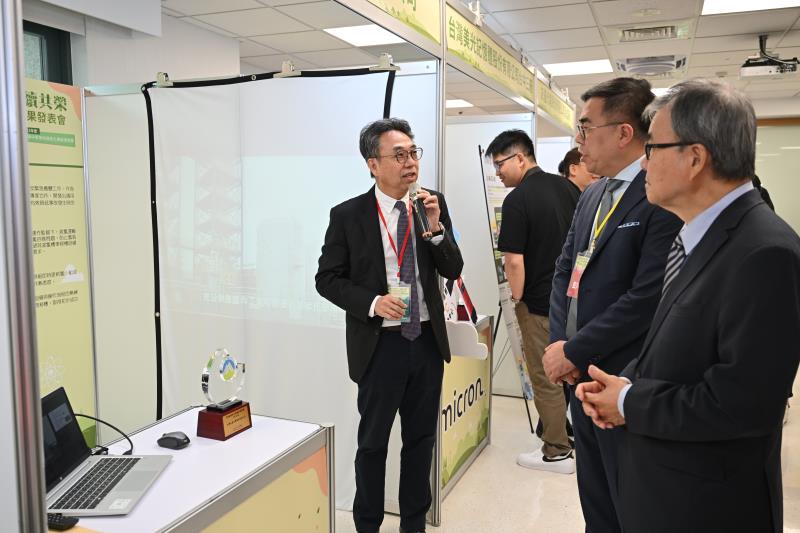 參訪台灣志氯化學股份有限公司攤位，共2張