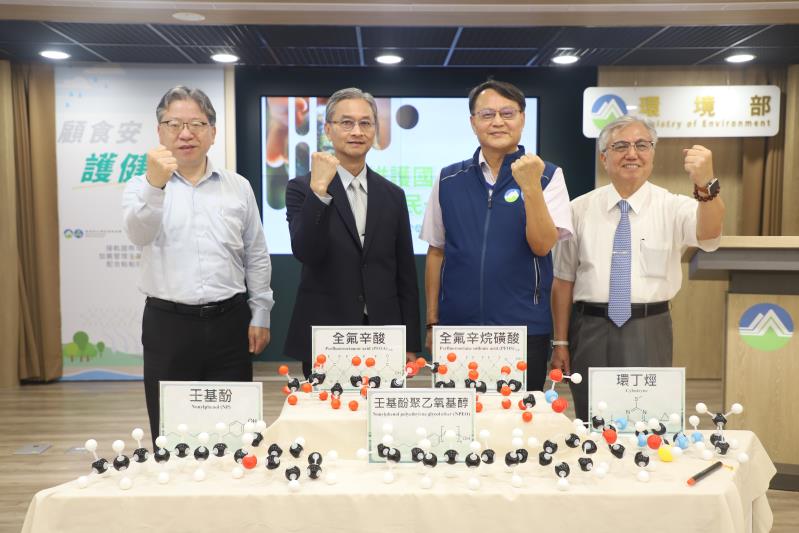 記者會大合照_左二環境部葉俊宏次長、左三化學署謝燕儒署長、右一李俊璋副校長、左一循環署許智倫副署長