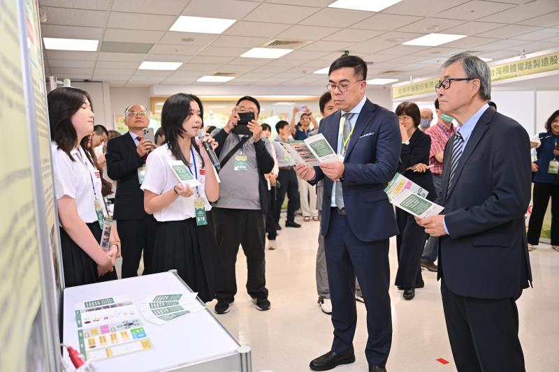 參訪普通型高級中等學校組金牌攤位-高雄市立高雄女子高級中學，共3張