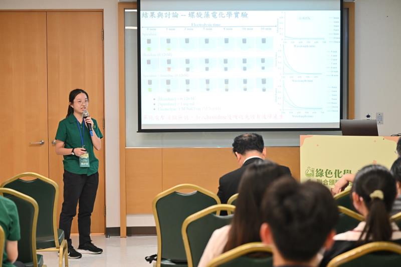 普通型高中組銅牌-製備藻類與藻類萃取物碳點於電化學儲能運用成果分享