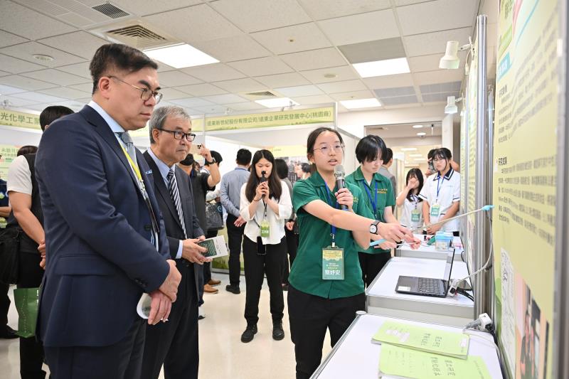 參訪普通型高級中等學校組銅牌攤位-臺北市立第一女子高級中學，共3張