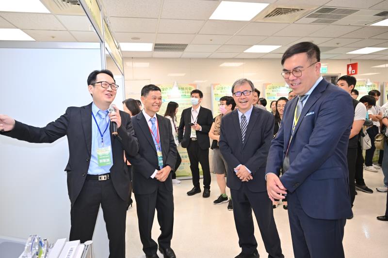 參訪中鋼公司第三冷軋廠攤位，共2張