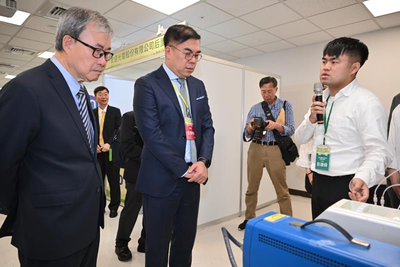 參觀研究組金牌攤位-內壁含銅鋁合金奈米碳纖維催化劑之安培級二氧化碳還原反應之研究，共2張