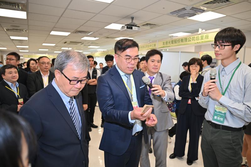 參訪大專組金牌攤位-香蕉剩餘資源製造發泡體應用於綠色隔熱建築材料，共2張