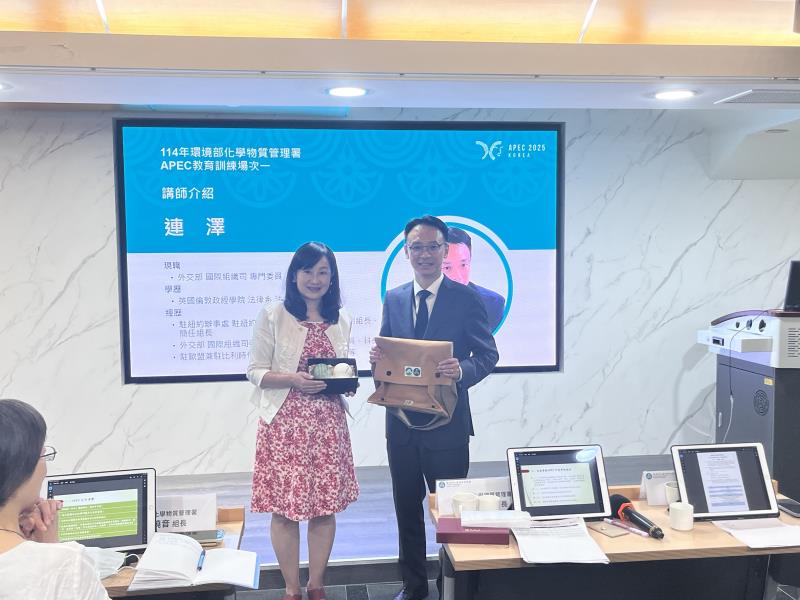 簡副署長致贈講師紀念品