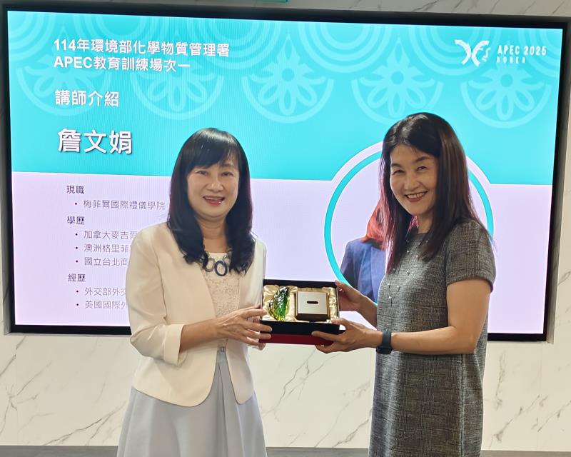 簡副署長致贈講師紀念品
