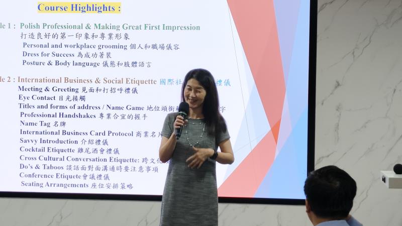 梅菲爾國際禮儀學院詹文娟創辦人授課
