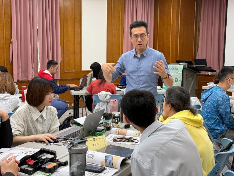 講師帶領學員分組討論與交流
