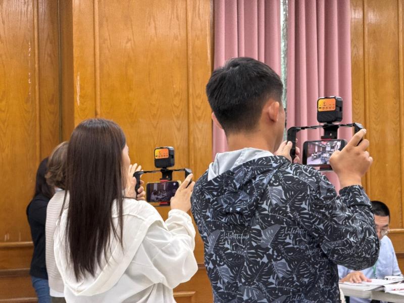 學員親手運用器材進行拍攝體驗