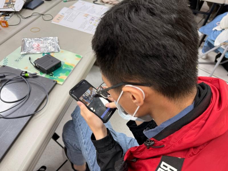 學員進行影片剪輯(二)