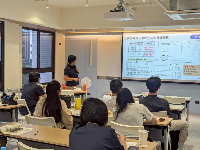 台中下午場-馮靜安老師帶領學員實作練習