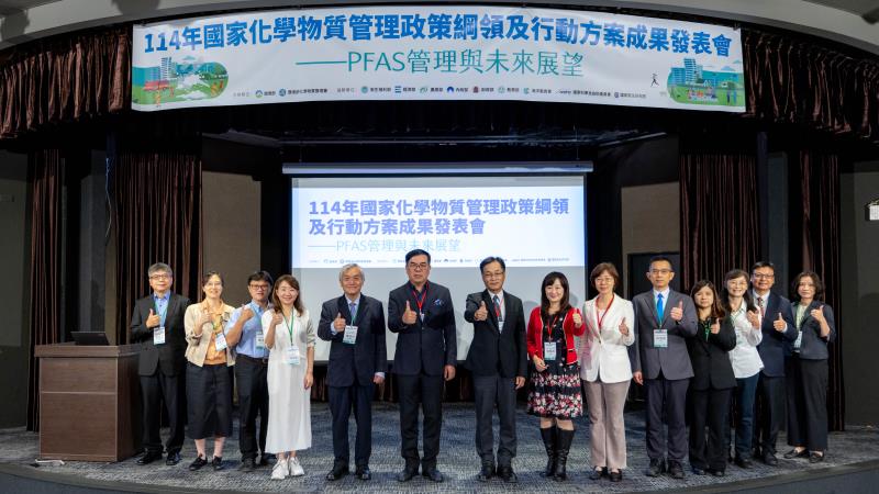 環境部長及化學署署長與主持人及跨部會推動小組講者合照