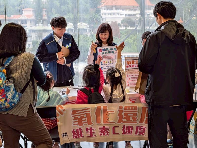 主題三「氧化還原：維他命C速度賽」，簡副署長與小朋友互動