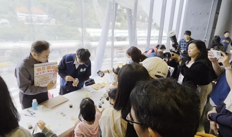 署長擔任講師與小朋友互動3