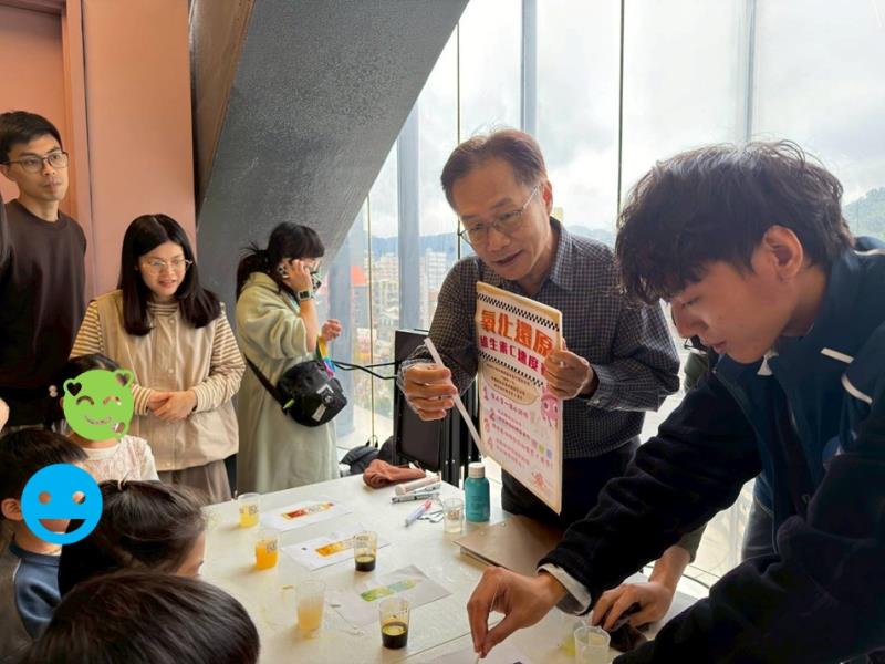 署長擔任講師與小朋友互動2