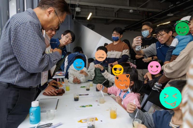 署長擔任講師與小朋友互動1