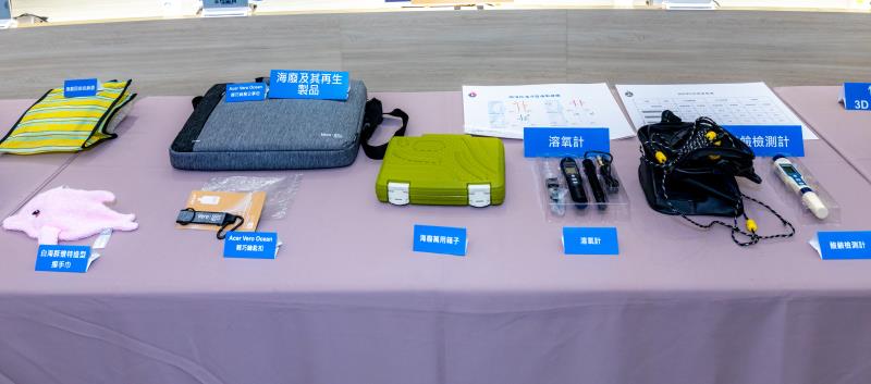 左：海保署提供海廢再製產品、右：岳明國中小提供溶氧計及酸鹼檢測計