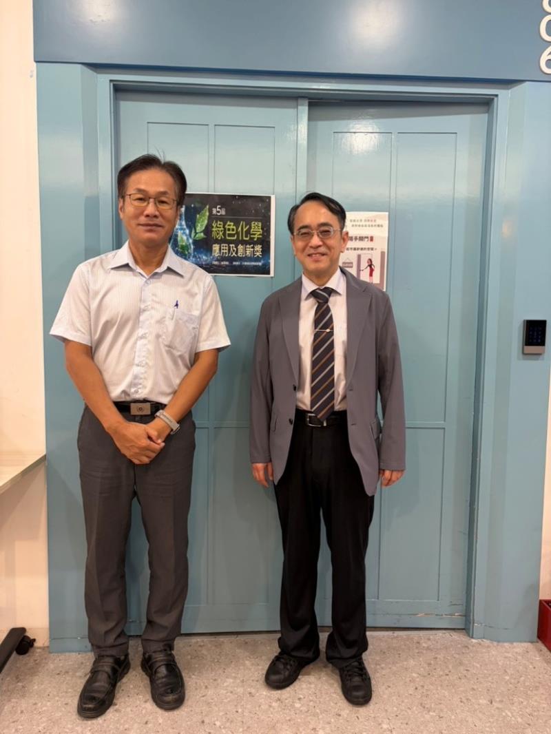 署長與顏宗海醫師合影