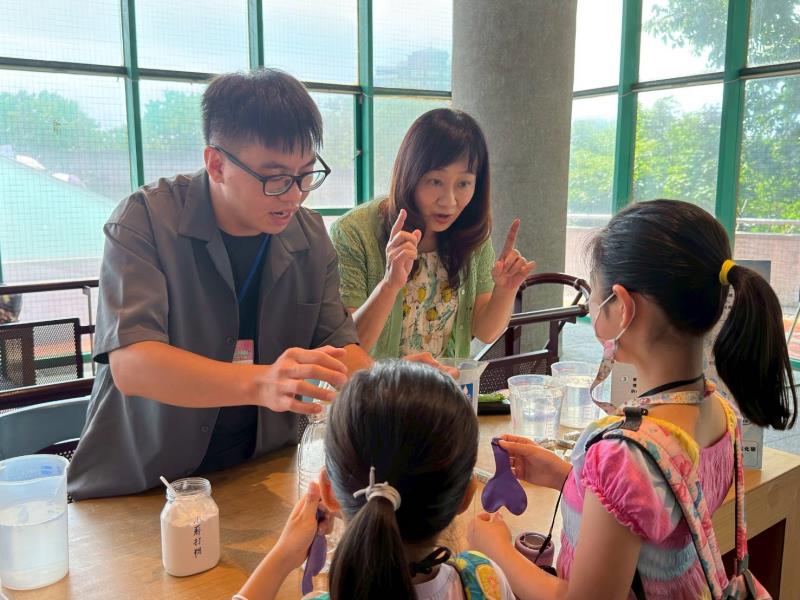 主題三「冰涼氣球膨脹術」,本署簡慧貞副署長與小朋友互動