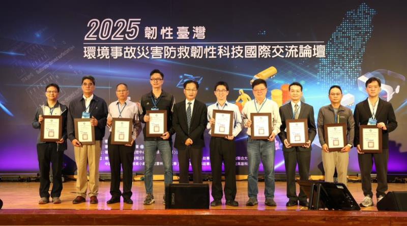 蔡署長孟裕_左5_與地區性聯防組織實作測試績優獎獲獎單位合影