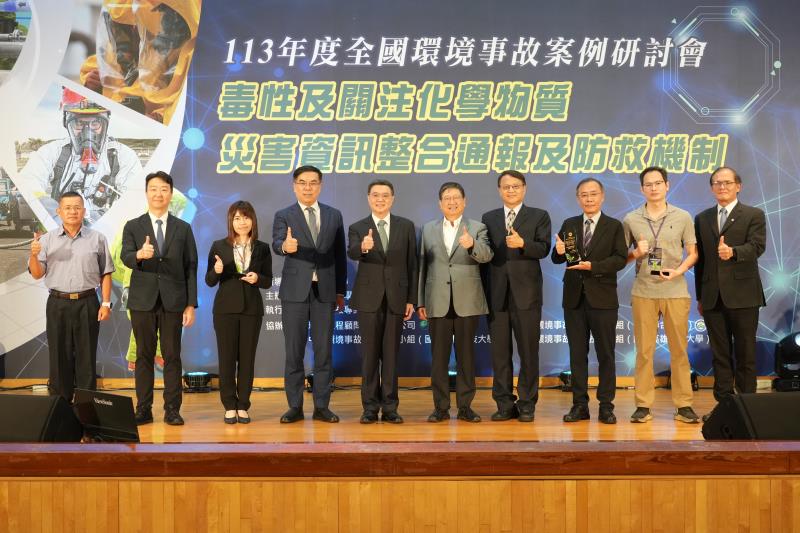 行政院卓院長與全國性聯防組織深耕運作獎獲獎人 合照_彭啓明部長(左4)、 卓榮泰院長(左5)、楊文科縣長(右5)、謝燕儒署長(右4)