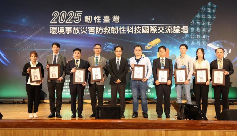 蔡署長孟裕_左5_與毒性或關注化學物質之優良運作業者、學術機構及軍事機關合影