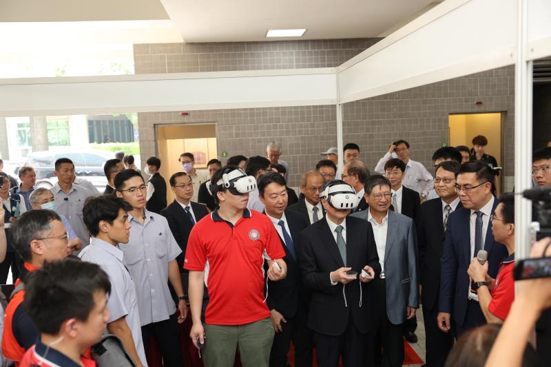 行政院卓院長體驗XR化災指揮應變訓練系統